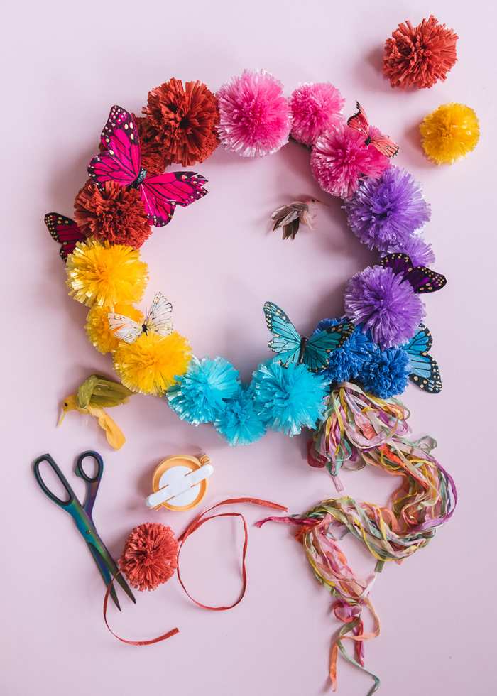 DIY raffia pom pom wreath