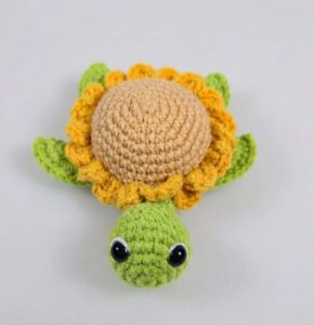 Free Crochet Sunflower Turtle Amigurumi Pattern for Summer
        
            
            
                Crocheter & Author: Todo a Crochet