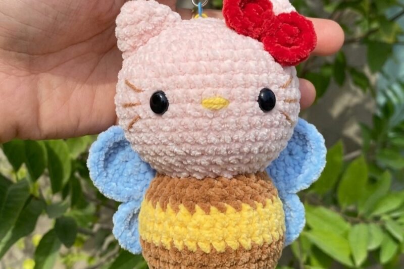 Free Crochet Bee Hello Kitty Plushie Pattern for Summer