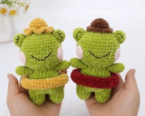 Free Crochet Swimming Frog Couple Pattern for Summer