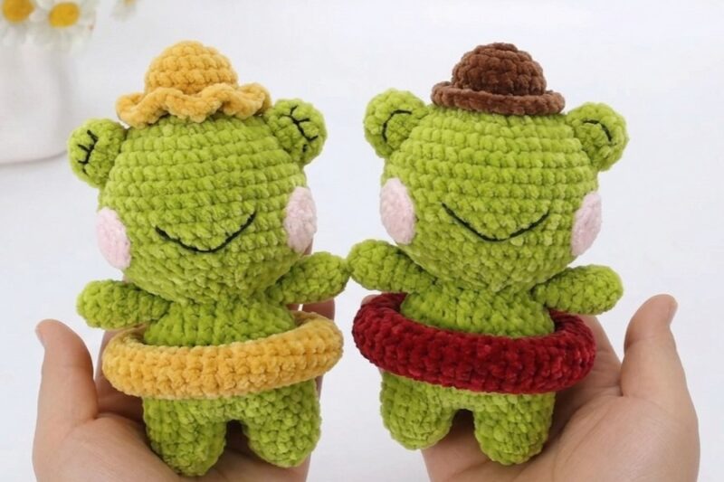 Free Crochet Swimming Frog Couple Pattern for Summer