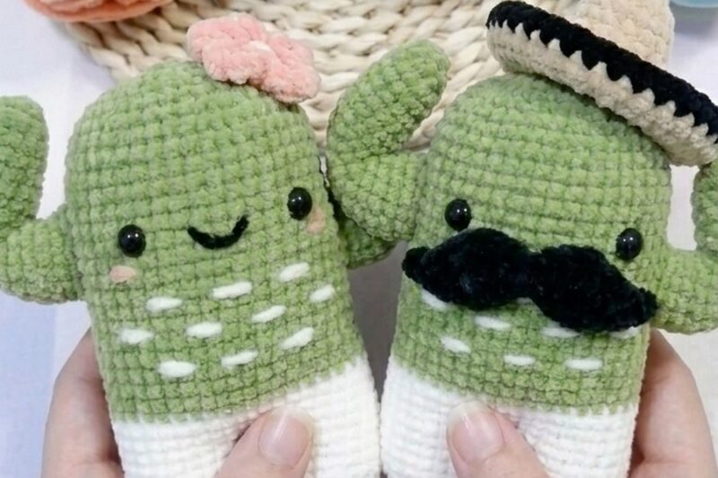 Free Crochet Couple Cactus Plushie Pattern for Summer