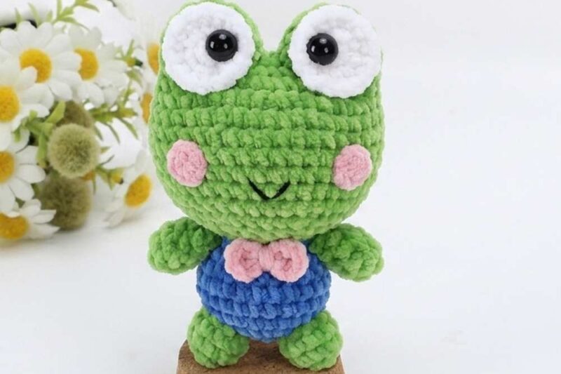 Free Crochet Googly Frog Amigurumi Plushie Pattern for Gifting