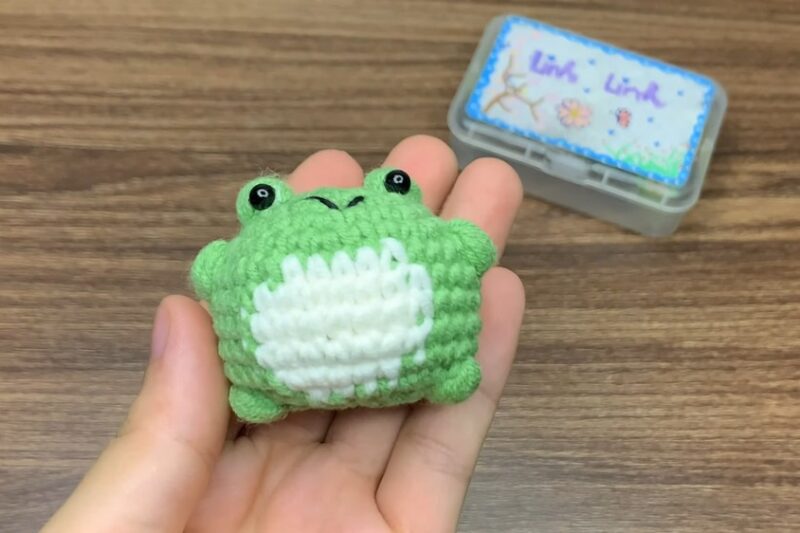 Free Crochet No-Sew Fat Frog Amigurumi Pattern for Kids