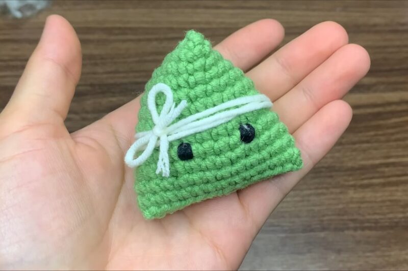 Free Crochet Leaf-Wrapped Cake Amigurumi Keychain Pattern