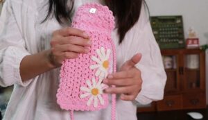 Free Crochet Flower-Decorated Smartphone Pouch Pattern for Summer