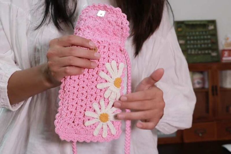 Free Crochet Flower-Decorated Smartphone Pouch Pattern for Summer