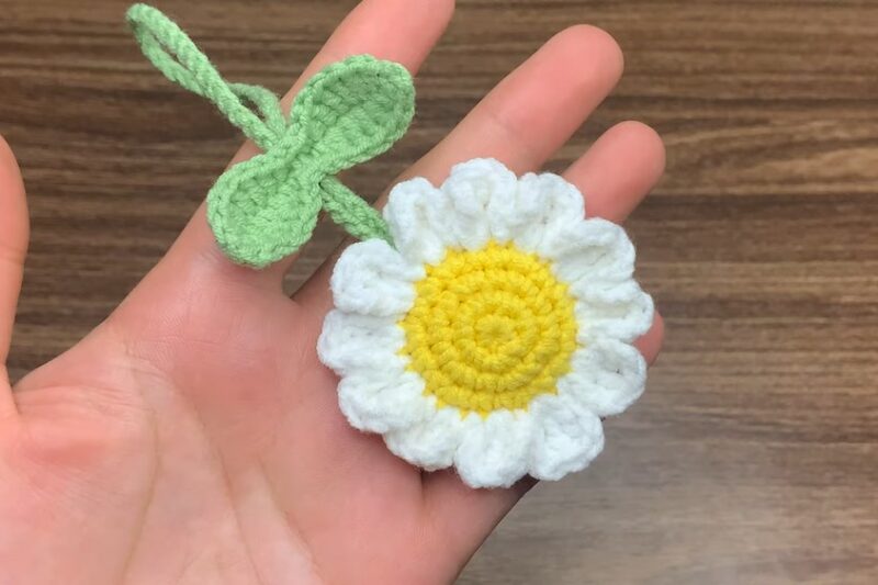 Free Crochet 10-Minute Daisy Bag Charm & Keychain for Decoration
