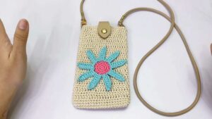 Crochet Daisy Flower Phone Case Pattern for Summer