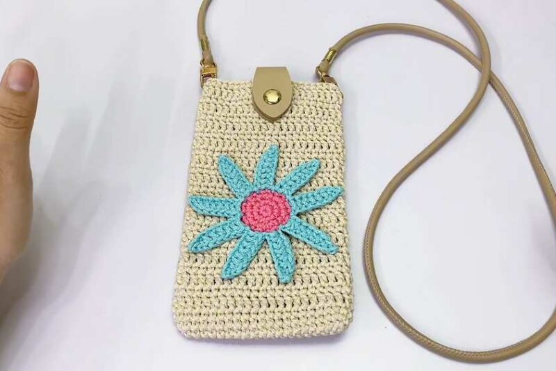 Crochet Daisy Flower Phone Case Pattern for Summer