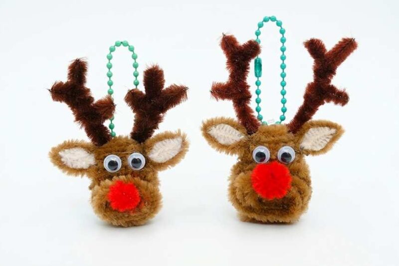 How to DIY ADORABLE Reindeer Pipe Cleaner Keychain for Christmas