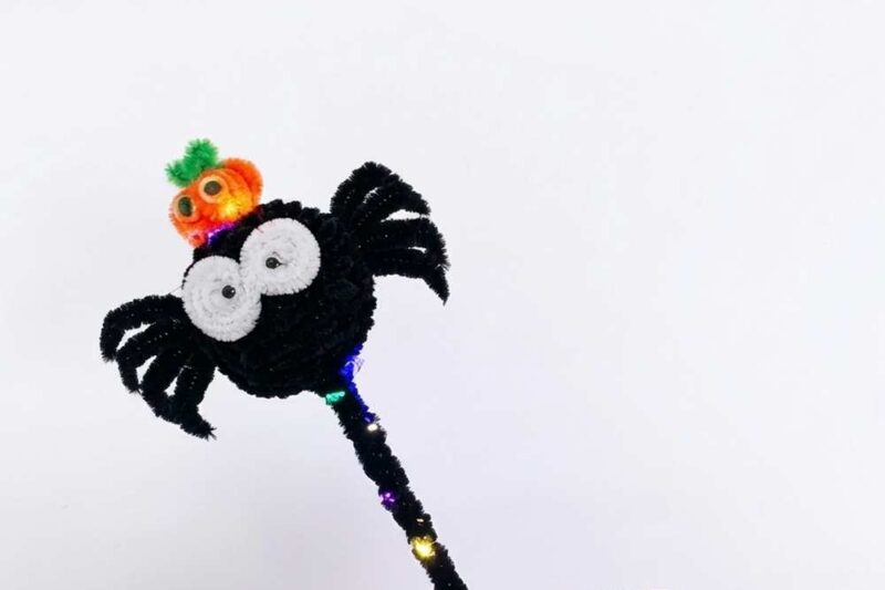 How to DIY Halloween’s CUTE Pipe Cleaner Magic Wand with Spider