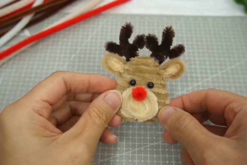 Easy Reindeer Pipe Cleaner Hair Clip & Decorations