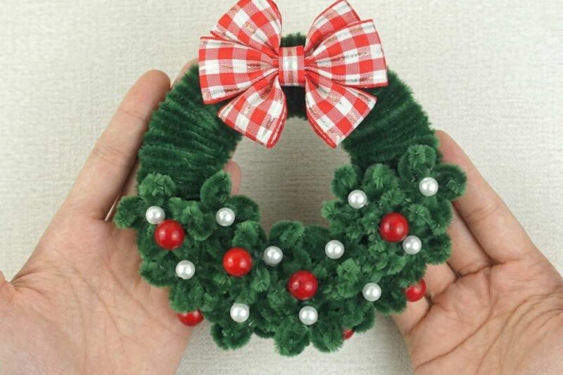 5 Minutes Pipe Cleaner Christmas Wreath Craft with Pearls