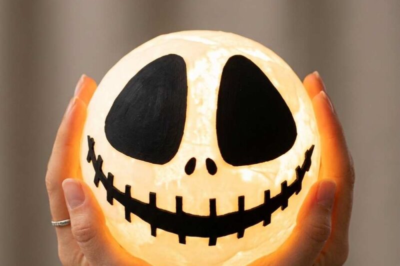 How to DIY Easy Spooky Lamp From Tissue Paper & Glue