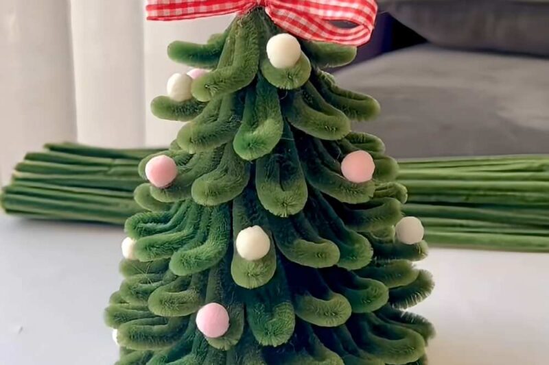 How to DIY Pom Pom Decroated Pipe Cleaner Christmas Tree Decoration