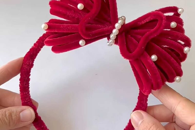 How to DIY Christmas Hair Bow Headband out of Pipe Cleaners