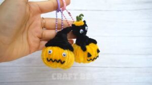 Gift These DIY Pipe Cleaner Pumpkin in Witch Hat Keychains for Halloween