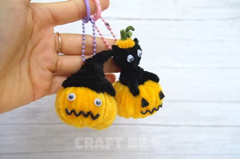 Gift These DIY Pipe Cleaner Pumpkin in Witch Hat Keychains for Halloween