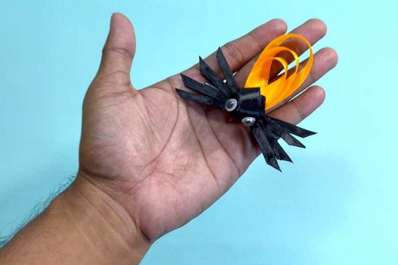 How to Craft Googly-Eyed Spider Hair Clips for Halloween Parties