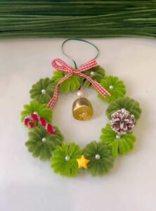 How to Make A 10-Minute Pipe Cleaner Christmas Wreath Decoration
        
            
            
                Reference Images: DIY Dreams
