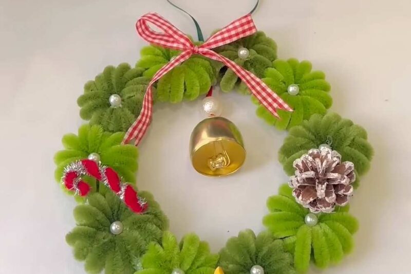 How to Make A 10-Minute Pipe Cleaner Christmas Wreath Decoration