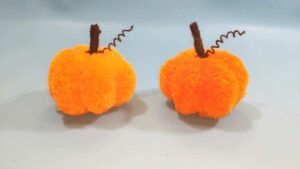 How to DIY Woolen No-Knit Yarn Pumpkin Plushies for Fall