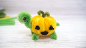 Craft this Easy Spooky Pipe Cleaner Pumpkin Turtle for Halloween & Fall