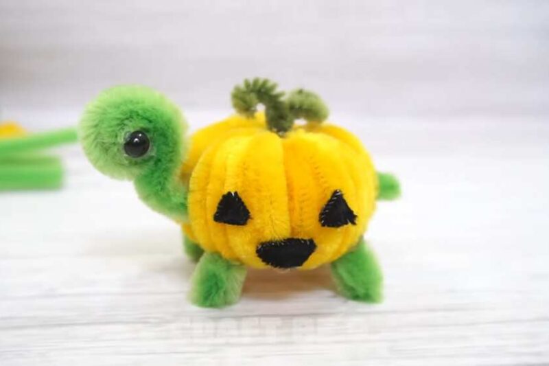 Craft this Easy Spooky Pipe Cleaner Pumpkin Turtle for Halloween & Fall