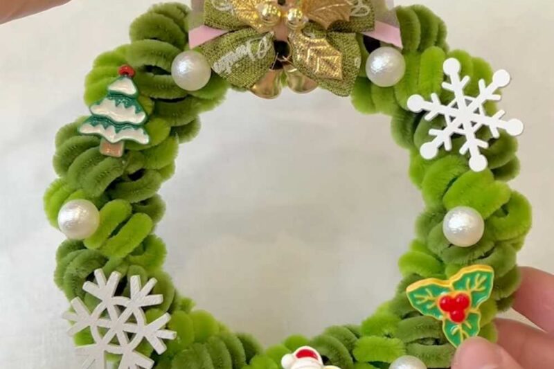 How to DIY Snowflake and Tree Decorated Pipe Cleaner Christmas Wreath Decorations