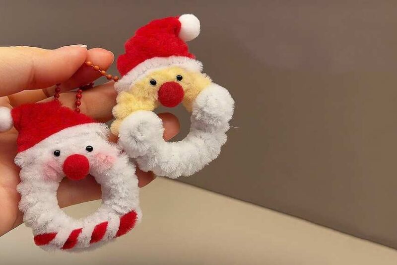 Make Pipe Cleaner Santa Christmas Wreath Keychains